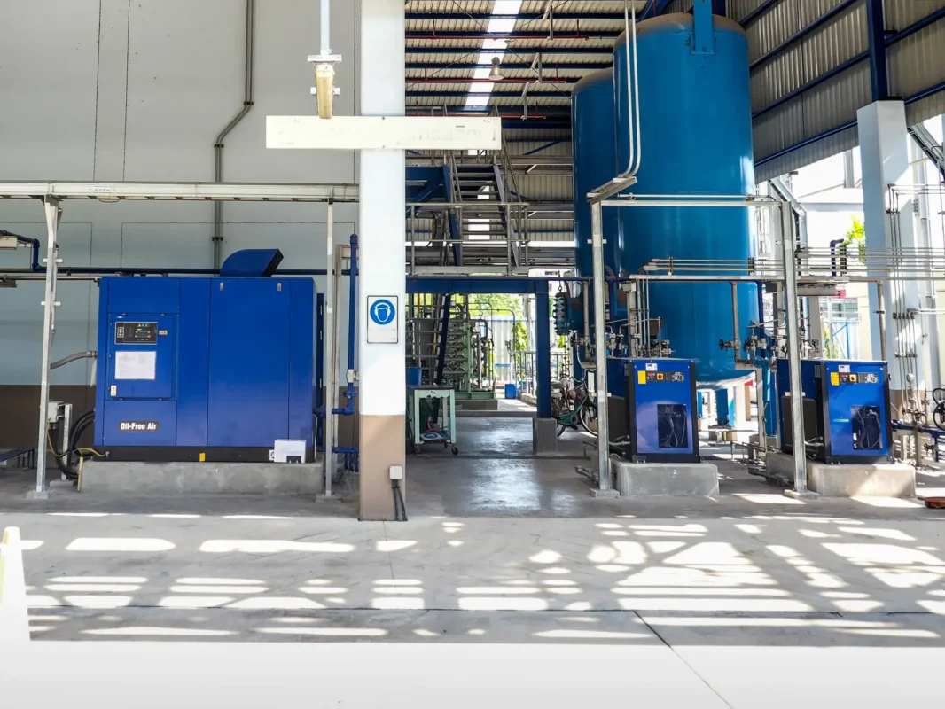 Système d'air comprimé avec compresseur à vis sans huile.